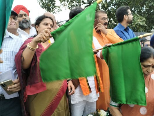 वंदे भारत एक्सप्रेस का महासमुंद पहुंचने पर हजारों ने किया भव्य स्वागत