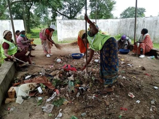 कचरा मुक्त गांव बनने घर-घर से किया जा रहा कचरा संग्रहण
