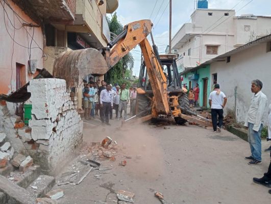 अवैध अतिक्रमण पर बेदखली की कार्रवाई