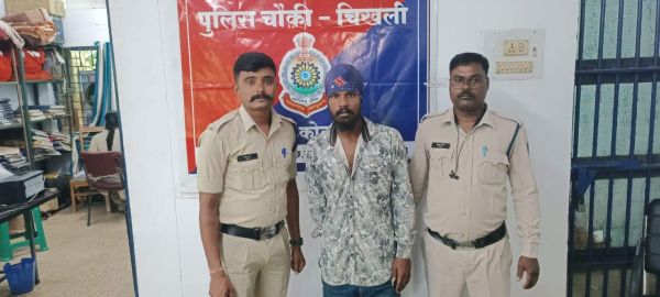 चाकू रखने वाला व शराब बेचने वाला आरोपी पकड़ाया