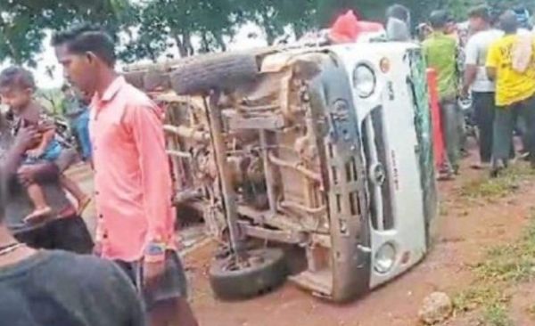 मालवाहक-मोटरसाइकिल में टक्कर, 5 घायल