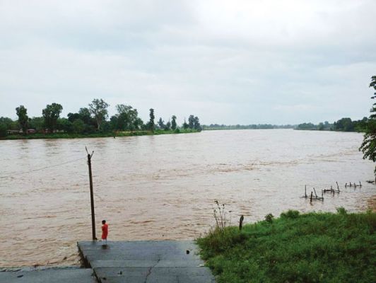 तीन दिनों से बारिश, नदी-नाले उफान पर