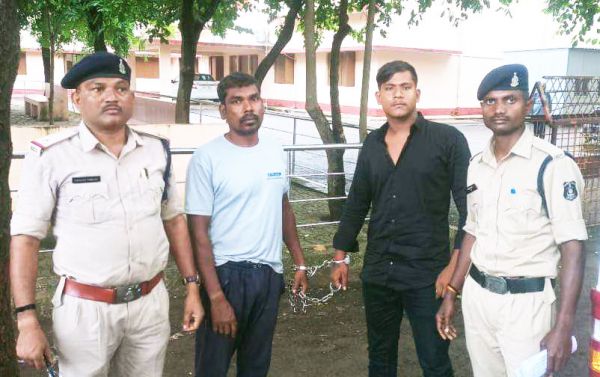 प्रसूता पर कैंची से हमला, 2 गिरफ्तार
