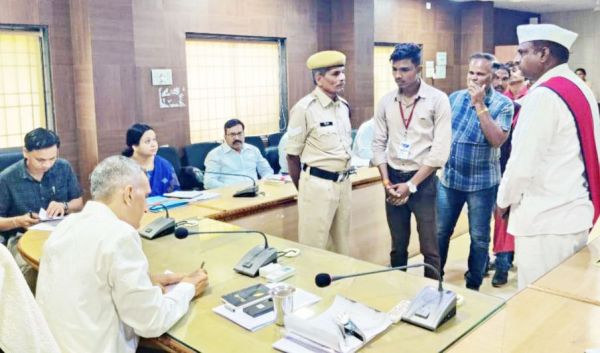 जनदर्शन में कलेक्टर ने सुनीं समस्याएं