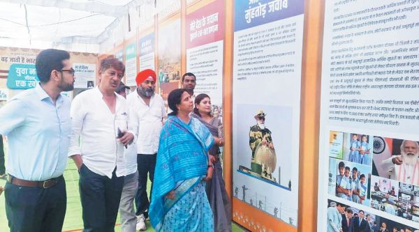 सांसद रूपकुमारी चौधरी ने छायाचित्र प्रदर्शनी का किया अवलोकन