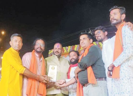 समाज सेवा के लिए योगेश तिवारी सम्मानित 