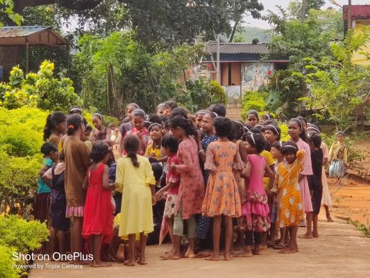 देखें VIDEO : अधीक्षिका को रोकने छात्राओं ने मुख्य द्वार पर जड़ा ताला, 4 दिनों तक नहीं दिया जाने