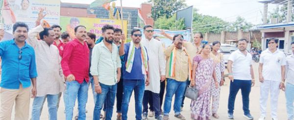 कांग्रेसियों ने फूंका पुतला