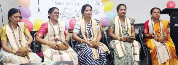 उत्कृष्ट कार्य करने पर शिक्षकों का सम्मान