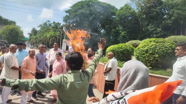 राहुल के खिलाफ बयानों के विरोध में कांग्रेस ने बिट्टू व गायकवाड़ का पुतला फूंका