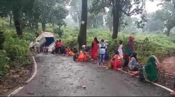 कैलाश गुफा से दर्शन कर लौट रहे तीर्थयात्रियों से भरी पिकअप खाई में 