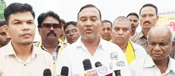  सर्व आदिवासी समाज ने पटवारी कार्यालय  के सामने किया धरना प्रदर्शन