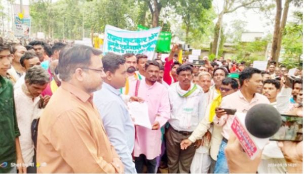 सैकड़ों आदिवासियों ने सीतानदी उदंती टाइगर रिजर्व कार्यालय घेरा