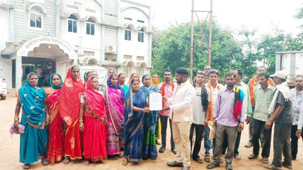 अरौद के ग्रामीणों ने  घेरा कलेक्टोरेट 