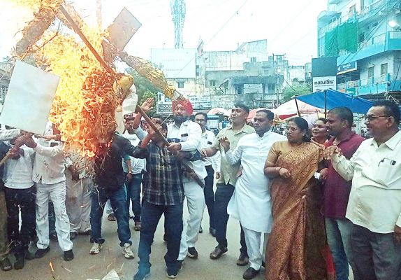 केंद्रीय रेल राज्यमंत्री रवनीत व विधायक संजय का  कांग्रेसियों ने फूंका पुतला