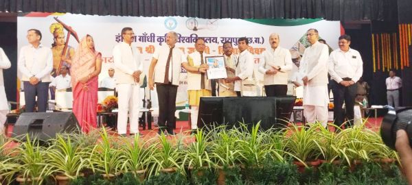जैविक खेती को बढ़ावा देने आवारा गौवंश का सहारा बने गाड़ाडीह के किसान 