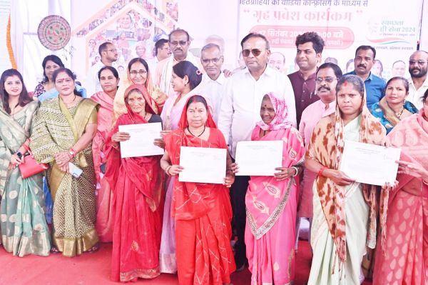 60 स्वच्छता समूह की महिलाओं को उपकरण देकर किया सम्मान 