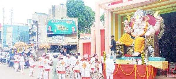 बैंड बाजा व धुमाल ने गणपति विसर्जन शोभायात्रा में जमाया रंग
