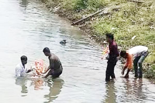 पालिका ने नहीं किया अस्थाई विसर्जन कुंड के संबंध में प्रचार, तालाबों में ही गणेश प्रतिमाओं का विसर्जन