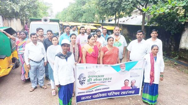 एक पेड़ मां के नाम व स्वच्छता वाहन को दिखाई झंडी