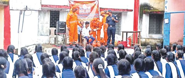 एनडीआरएफ  ने छात्राओं को दिया आपदा प्रबंधन का प्रशिक्षण
