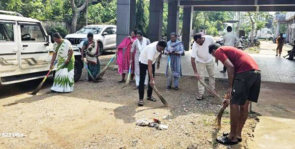 भाजपा कार्यकर्ताओं ने की अस्पताल प्रांगण की सफाई
