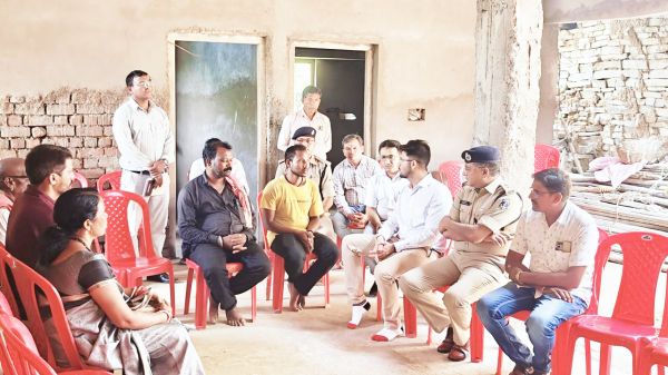 जादू-टोने के शक में 4 की हत्या:  कलेक्टर-एसपी ने घर पहुंचकर परिजनों से की मुलाकात