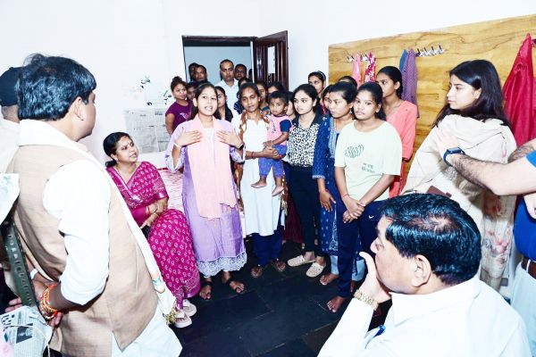 प्रभारी मंत्री बघेल ने किया कन्या छात्रावास का निरीक्षण