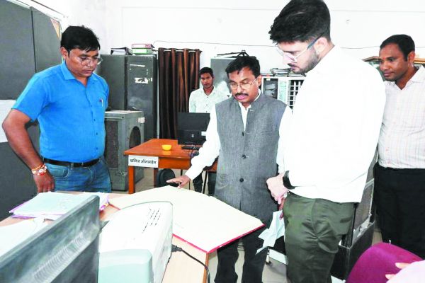 खनिज शाखा के लेखापाल को नोटिस कमिश्नर ने किया दफ्तरों का  निरीक्षण
