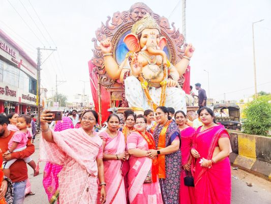 विसर्जन शोभायात्रा में शामिल  हुईं पालिकाध्यक्ष 
