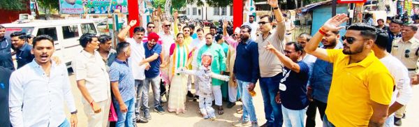 कांग्रेसियों ने केंद्रीय मंत्री रवनीत सिंह बिट्टू का पुतला फूंका