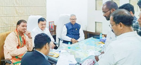 पूर्व सांसद यादव ने मंत्री के साथ सुनी समस्याएं