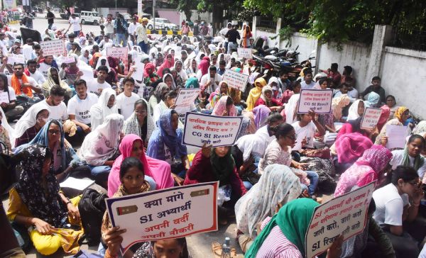 गृह मंत्री के बंगले के बाहर परिवार समेत धरने पर एसआई अभ्यर्थी 