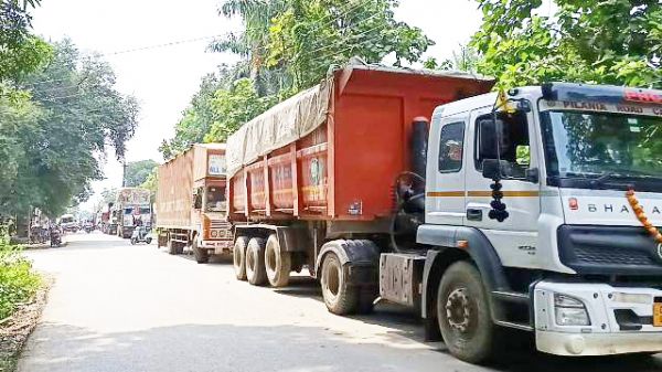 चालक रास्ता भटका, गाडिय़ों की लंबी कतार