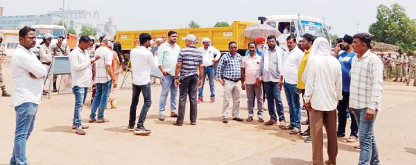 लोकल वाहन चालकों को किया दरकिनार, बाहरी वाहन चालकों को दे रहे प्राथमिकता