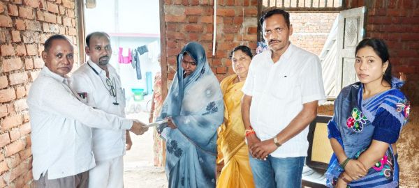 शिक्षक के निधन पर परिजनों को अनुग्रह राशि