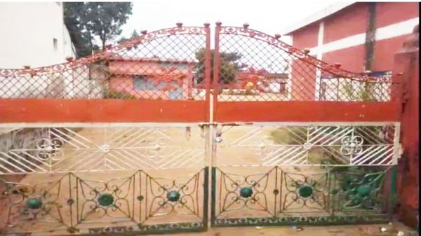 बिलखंड के शिक्षक ढाई महीने से स्कूल नहीं आ रहे थे, पालकों ने जड़ा ताला, 5 घंटे बाद मिल गया शिक्षक 