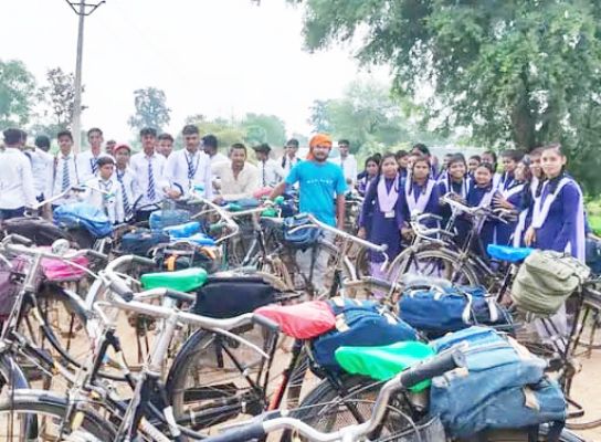 सडक़ में गड्ढे और कीचड़, विद्यार्थियों का चक्काजाम