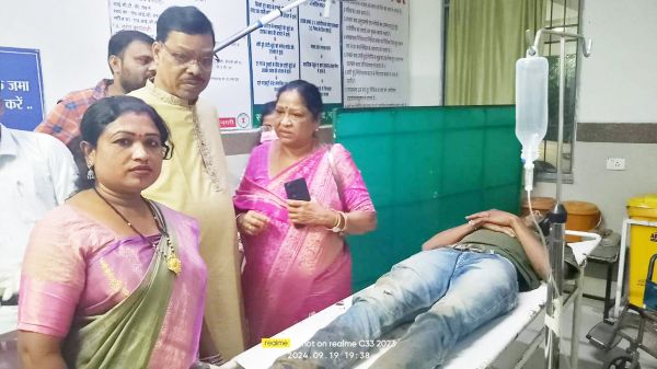 पूर्व विधायक ने घायल आरक्षक को पहुंचाया अस्पताल