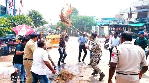 गृहमंत्री का पुतला फूंका