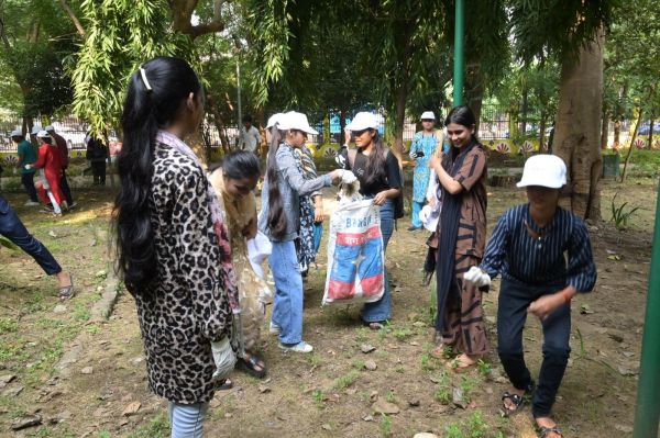 ऑक्सीजोन और आसपास 100 बोरी पॉलीथिन कचरा एकत्रित