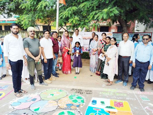 सडक़ पर रंगोली बना छात्राओं ने दिया स्वच्छता का संदेश