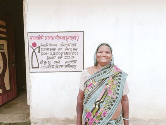 कौशल्या को मिला पक्का मकान, बारिश में टपकती छत से मिली आजादी