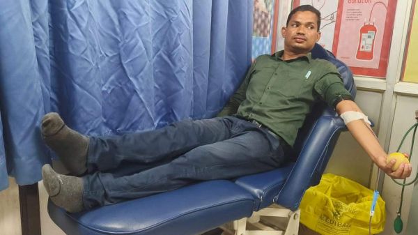 100 बार रक्तदान की चाह है शिक्षक सूरज नेताम को