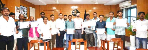 पीएम विश्वकर्मा योजना के तहत पहले बैच के हितग्राहियों को कलेक्टर ने दिए सर्टिफिकेट
