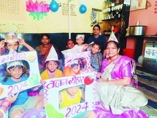 आंगनबाड़ी केंद्र में वजन त्यौहार