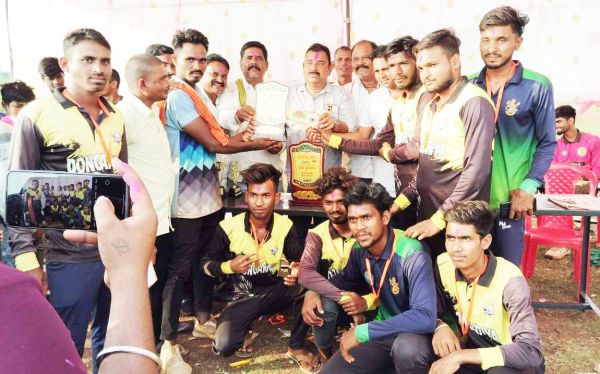 टेनिस बाल क्रिकेट स्पर्धा: अभिनव यदु  ने किया पुरस्कार वितरण