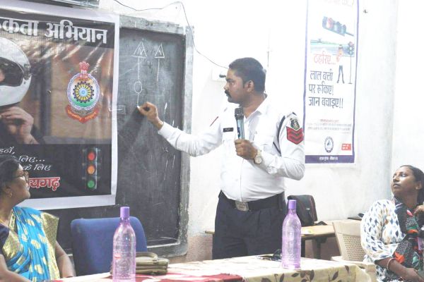 ब्लैक स्पॉट क्षेत्र में ट्रैफिक पुलिस  का सडक़ सुरक्षा अभियान