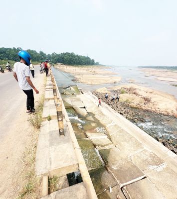 पुल के तीन पिल्लर गिरे,  गाडिय़ों की आवाजाही पर रोक 
