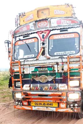 रेत का अवैध भंडारण करते  2 ट्रक, 1 चैन माउन्टेड जब्त